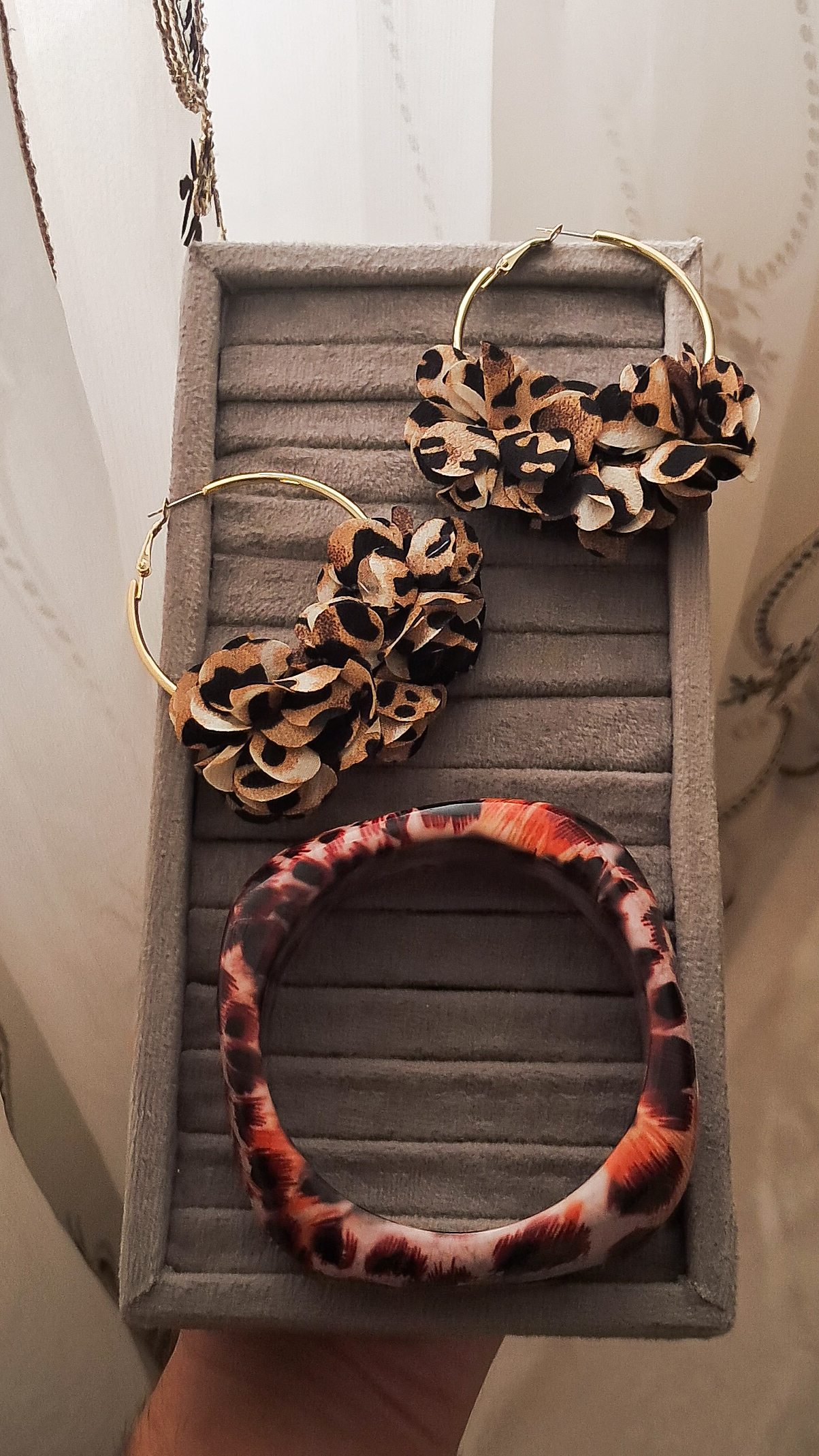 گوشواره و دستبند پلنگی