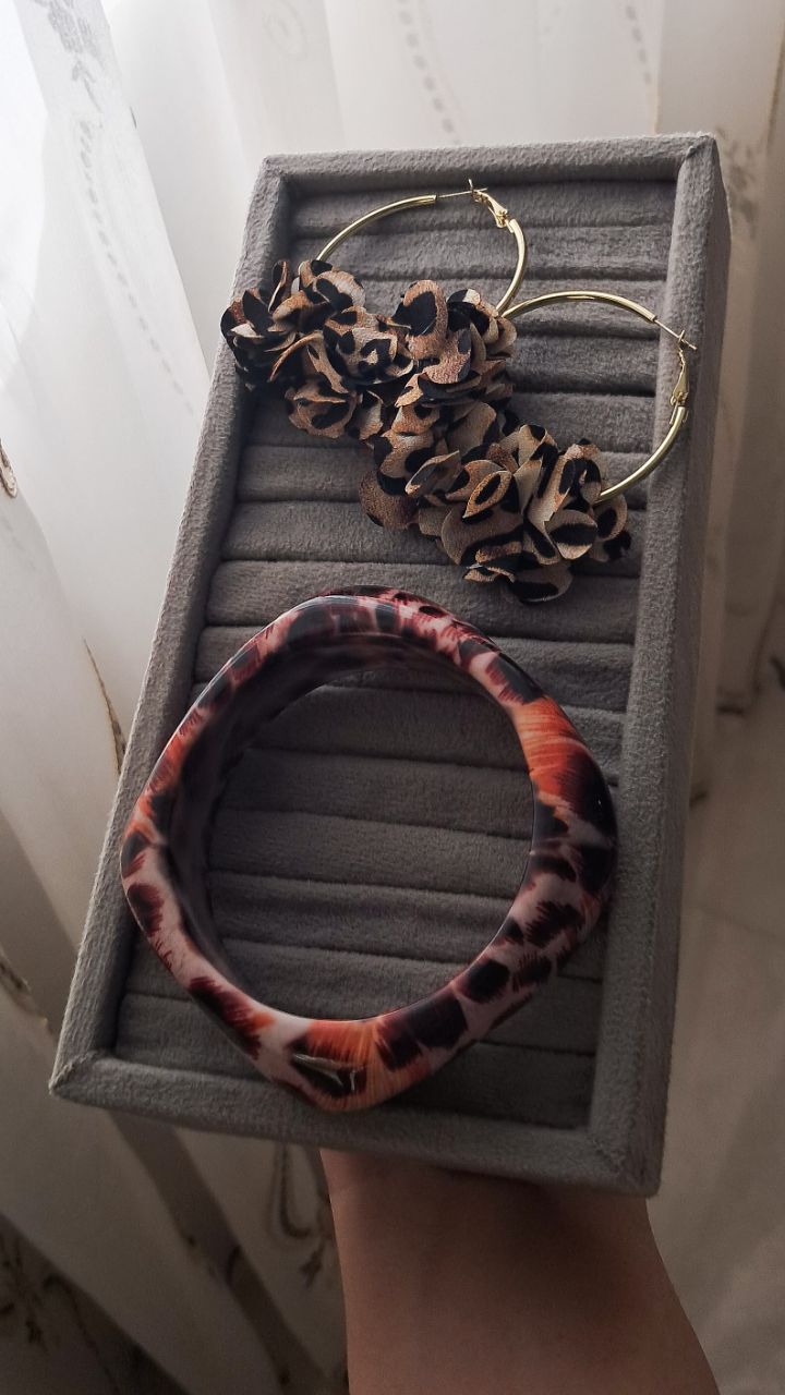 گوشواره و دستبند پلنگی